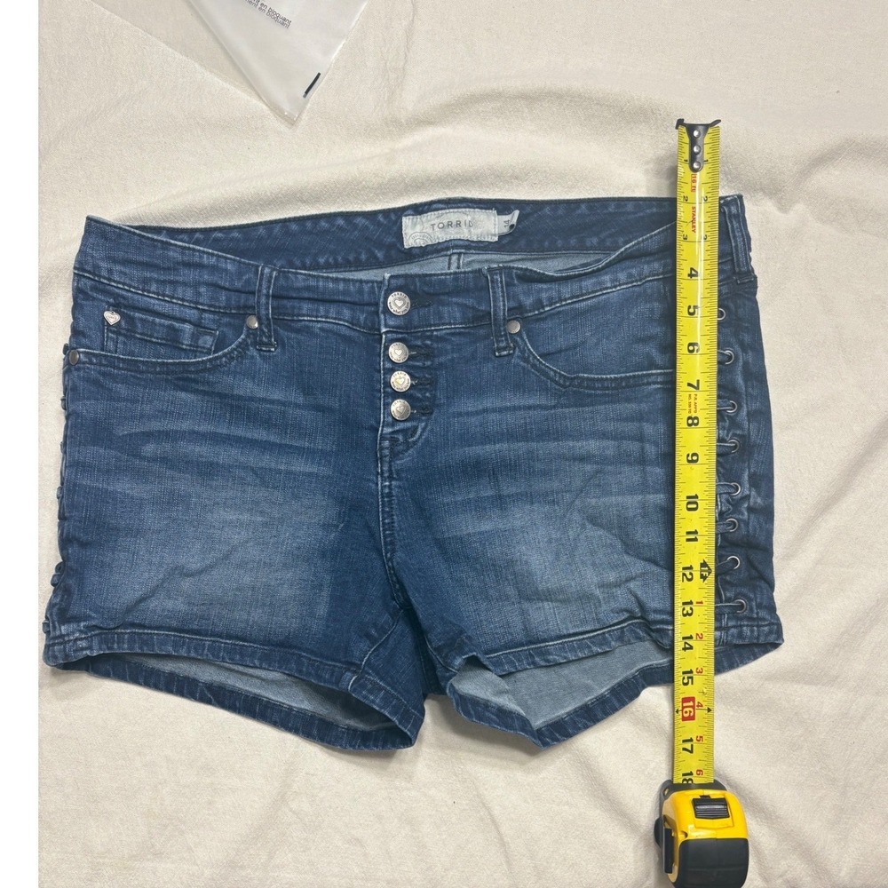 Torrid Denim Shorts Size 14 Dark Wash Lace Up Sides Button Fly Mid Rise - Picture 3 of 6